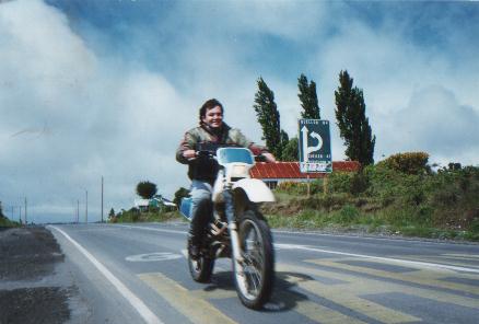 Una foto ma cuando viva en Quelln en Chilo, paseando en motito...como chico bueno...